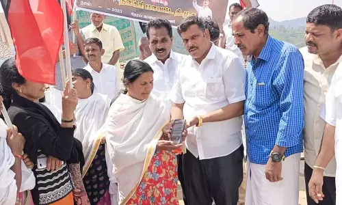 நீட் தேர்வுக்கு விலக்கு கோரி தி.மு.க.வினர் கையெழுத்து இயக்கம்