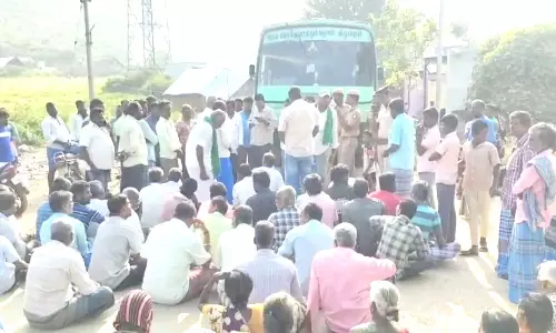 அரசு பஸ்சை சிறைப்பிடித்து சாலை மறியல்