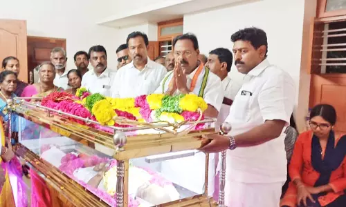 முன்னாள் எம்.எல்.ஏ. வேல்துரை உடலுக்கு ரூபி மனோகரன் எம்.எல்.ஏ. அஞ்சலி