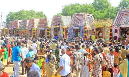 தசரா திருவிழாவில் இன்று நள்ளிரவில் சூரசம்ஹாரம் - பாளையங்கோட்டையில் அணிவகுத்த  11 அம்மன் சப்பரங்கள்
