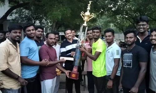 கிரிக்கெட் போட்டியில் வெற்றி பெற்ற அணிகளுக்கு பரிசுகள்