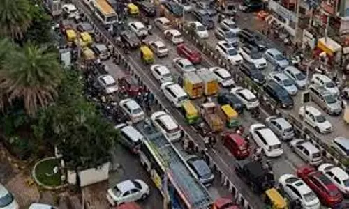 ராட்சத எந்திரம் ஏற்றி சென்ற லாரியால் போக்குவரத்து பாதிப்பு