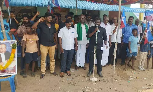 அடிப்படை வசதி கோரி விடுதலை சிறுத்தையினர் போராட்டம்