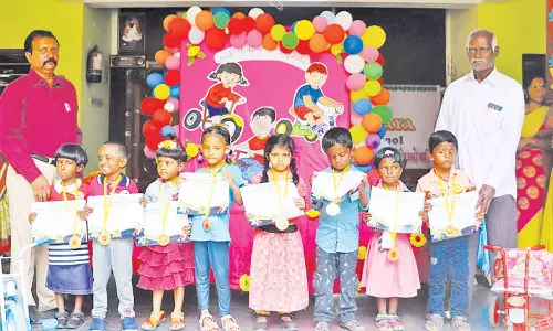 போட்டியில் வென்ற குழந்தைகளுக்கு சான்றிதழ் வழங்கல்