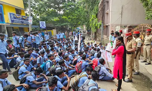 தாசில்தார் அலுவலகத்தை முற்றுகையிட்டு மாணவர்கள் போராட்டம்