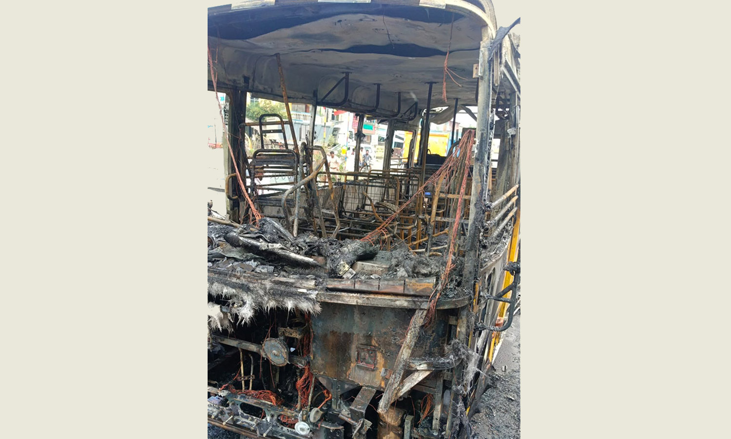 பள்ளி மினி பஸ் தீ பிடித்து எரிந்தது: 30 மாணவர்கள் பத்திரமாக மீட்பு