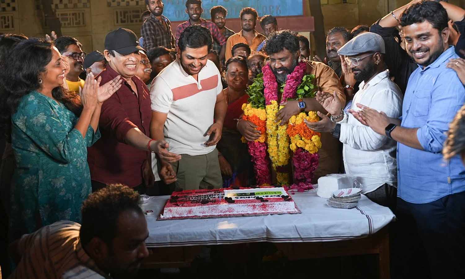 படப்பிடிப்பு தளத்தில் பிறந்தநாள் கொண்டாடிய நலன் குமாரசாமி