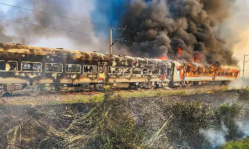 ஆக்ராவில் எக்ஸ்பிரஸ் ரெயிலில் தீ விபத்து