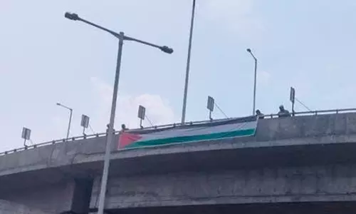 கோவை உக்கடம் மேம்பாலத்தில் பாலஸ்தீன கொடி கட்டிய 3 பேர் மீது வழக்கு