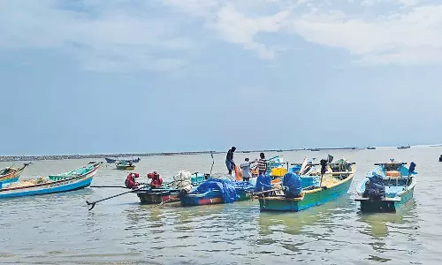 நாகையில் 4 நாட்களுக்கு பிறகு மீன் பிடிக்க கடலுக்கு சென்ற மீனவர்கள்