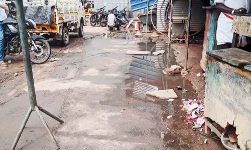 சின்னமனூரில் சாலையில் தேங்கும் கழிவுநீரால் தொற்றுநோய் அபாயம்