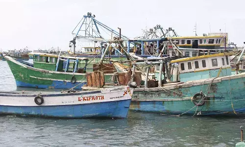 10-வது நாளாக நீடிக்கும் வேலைநிறுத்தம்: வருமானமின்றி தவிக்கும் ராமேசுவரம் மீனவர்கள்