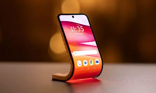 இது போன் தானா? கையிலும் வச்சிக்கலாம் இல்லைனா கையிலயே மாட்டிக்கலாம்