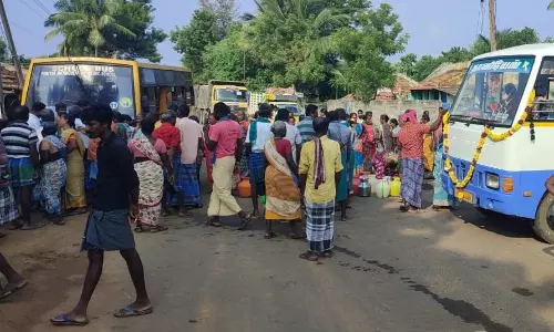 குடிநீர் கேட்டு காலி குடங்களுடன்  பெண்கள் சாலை மறியல்