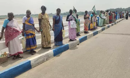 கர்நாடக அரசை கண்டித்து திருச்சி முக்கொம்பில் விவசாயிகள், பெண்கள் மனித சங்கிலி போராட்டம்