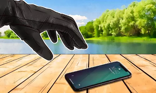 லாரி டிரைவரை மயக்கமடைய செய்து பணம்-செல்போன் திருடிய இளம்பெண்