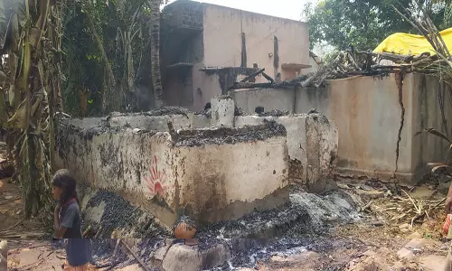 பண்ருட்டி அருகே கூரை வீடு தீப்பிடித்து எரிந்து சாம்பல்