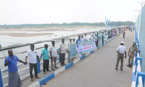 விவசாயிகள் மனித சங்கிலி போராட்டம்