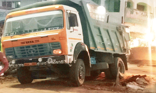 பாதாள சாக்கடைக்காக தோண்டப்பட்ட குழியில் இறங்கிய லாரி