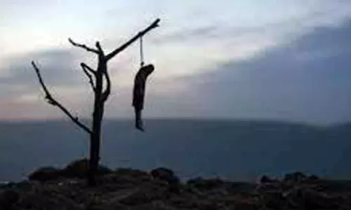 தூக்கில் தொங்கிய நிலையில் ஆண் பிணம் மீட்பு