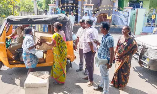 மாதா கோவில் வீதியில் வைத்திருந்த மீன் கடைகள் அகற்றம்