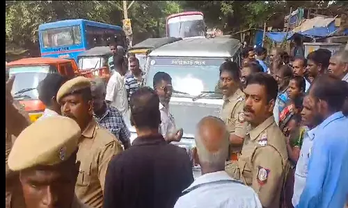 பழைய கலெக்டர் அலுவலக சாலையில் ஆக்கிரமிப்புகளை அகற்ற வந்த மாநகராட்சி  அதிகாரிகள் வாகனம் முற்றுகை- வாக்குவாதம்