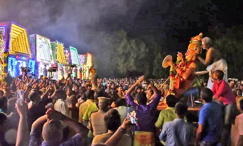 தசரா திருவிழாவை முன்னிட்டு பாளை எருமை கிடா மைதானத்தில் விமர்சையாக நடைபெற்ற சூரசம்ஹாரம் -ஆயிரக்கணக்கான பக்தர்கள் சாமி தரிசனம்