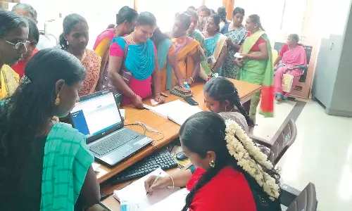 கலைஞர் மகளிர் உரிமைத் தொகை திட்டம்: கலெக்டர் அலுவலகத்தில் குவிந்த பெண்கள் நிராகரிக்கப்பட்ட விண்ணப்பங்களின் குறைபாடுகளை தீர்க்க திரண்டனர்