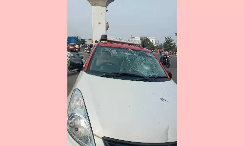 பீளமேடு அருகே மோட்டார் சைக்கிள் மீது கார் மோதி பெண் பலி