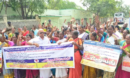 கோவையில் அங்கன்வாடி ஊழியர்கள் சாலை மறியல் போராட்டம்