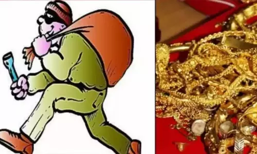 வீட்டின் கதவை உடைத்து நகைகள் கொள்ளை