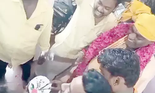 பட்டா கத்தியால் கேக் வெட்டி பிறந்தநாள் கொண்டாட்டம்: இந்து எழுச்சி பேரவை நிர்வாகி கைது