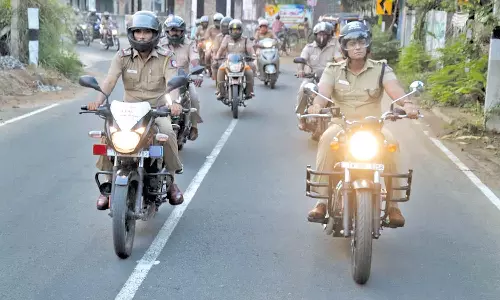 ஹெல்மெட் அணிவதன் அவசியத்தை வலியுறுத்தி பேரணி