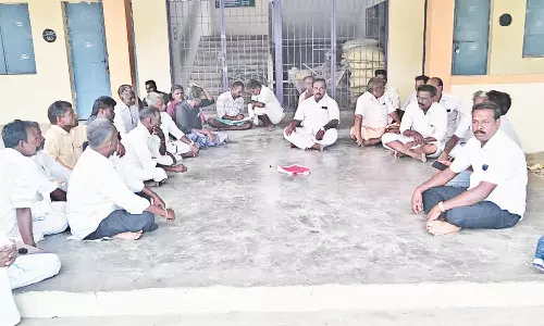 சீர்காழி அருகே கிராம மக்கள் ஆலோசனை கூட்டம்