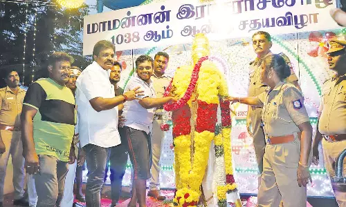 மாமன்னர் சிலைக்கு மாற்றுத்திறனாளி மாணவரை மாலை அணிவிக்க செய்த மேயர்