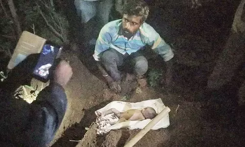 பிறந்து 10 நாட்களான நிலையில் இறந்த பெண் குழந்தை புதைப்பு: உடலை தோண்டி எடுத்து பிரேத பரிசோதனை