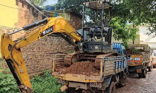 களியக்காவிளை அருகே செம்மண் கடத்திய வாகனங்கள் பறிமுதல் பா.ஜ.க. பிரமுகர் உட்பட 4 பேர் மீது வழக்கு