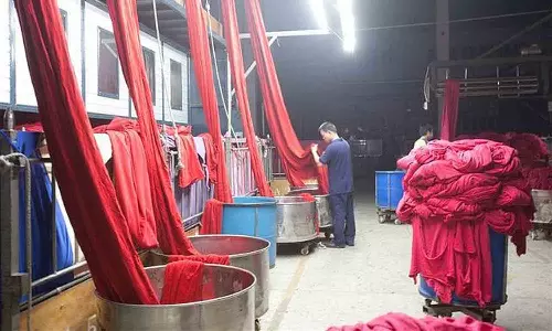 பல்லடம் அருகே அனுமதியின்றி செயல்படும் சாய தொழிற்சாலை -விவசாயிகள் புகார்