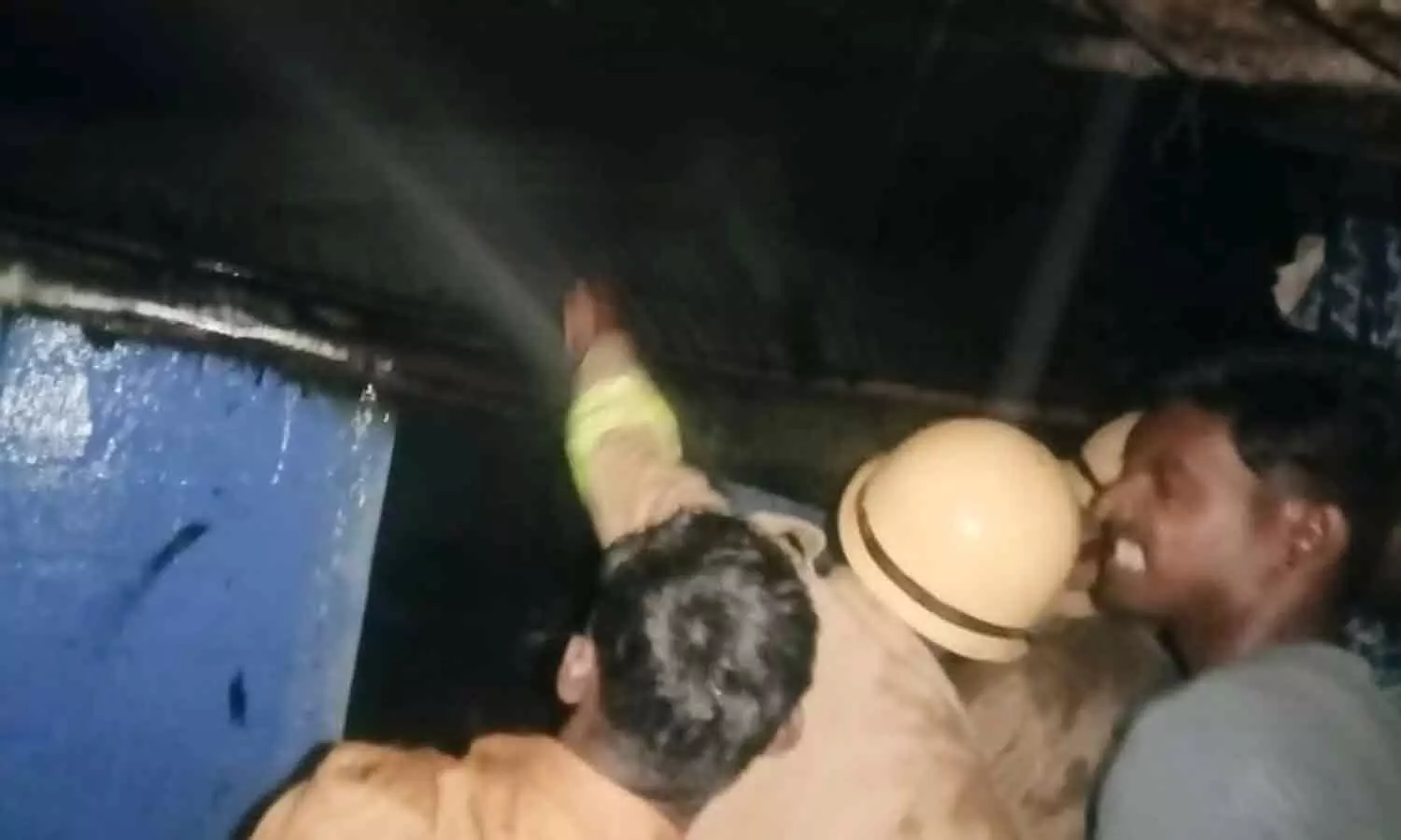 வாணிப்புத்தூர் கவுன்சிலர் வீட்டில் தீ விபத்து வாணிப்புத்தூர் கவுன்சிலர் வீட்டில் தீ விபத்து