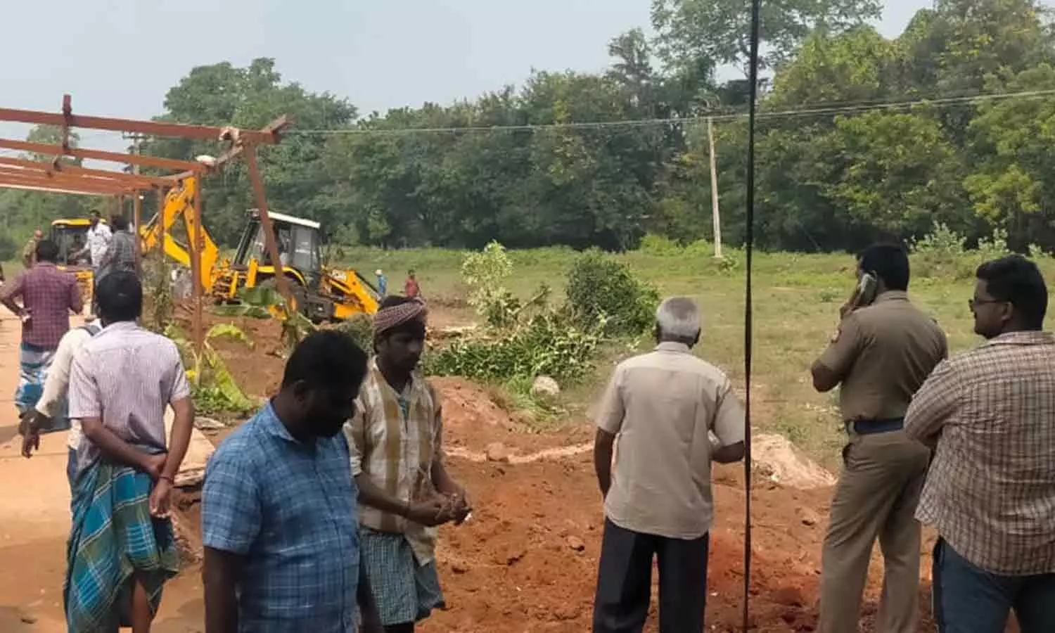 கோபிசெட்டிபாளையம் அருகே ஆக்கிரமித்து கட்டப்பட்ட 4 வீடுகள் இடித்து அகற்றம் கோபிசெட்டிபாளையம் அருகே ஆக்கிரமித்து கட்டப்பட்ட 4 வீடுகள் இடித்து அகற்றம்