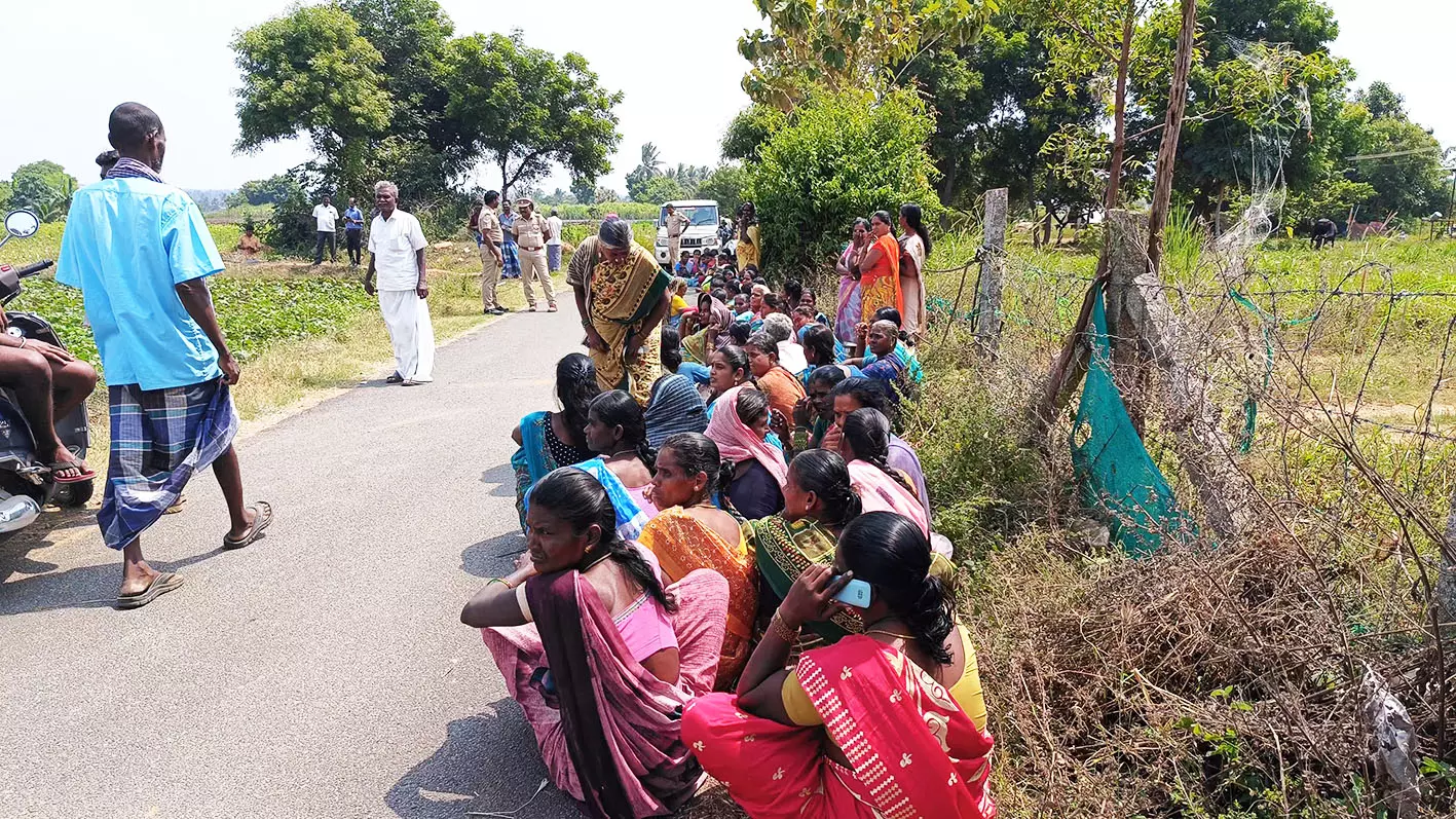 புதிய அரசு மதுபானக் கடையை திறக்க பெண்கள் எதிர்ப்பு புதிய அரசு மதுபானக் கடையை திறக்க பெண்கள் எதிர்ப்பு