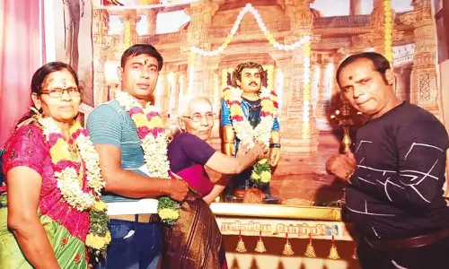 ரஜினிக்கு சிலை அமைத்து வழிபடும் ரசிகர்