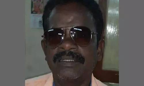 திருவள்ளூரில் லாரி மோதி மின் ஊழியர் பலி