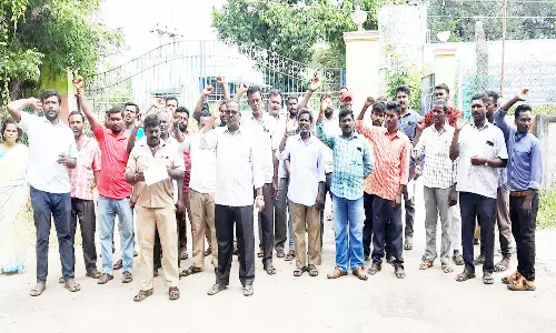 மின்வாரிய பணியாளர்கள் ஆர்ப்பாட்டம்