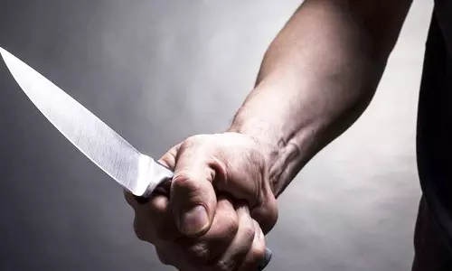 கடைகளை மூடக்கோரி 2 வியாபாரிகளுக்கு கத்தி வெட்டு