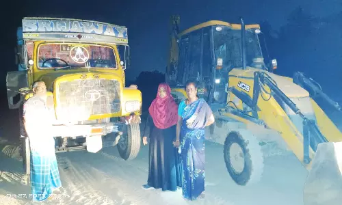 மணல் கடத்திய லாரி, பொக்லைன் எந்திரம் பறிமுதல்