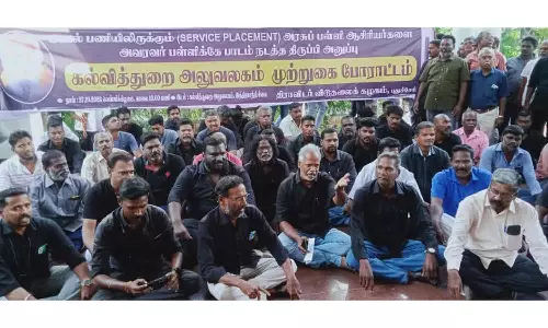 கேட் ஏறி குதித்து கல்வித்துறை வளாகத்தில் முற்றுகை