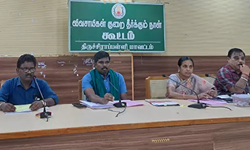 திருச்சியில் பச்சை துண்டு அணிந்து விவசாயிகளிடம் குறை கேட்ட கலெக்டர்