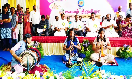 தவில், நாதஸ்வரம் வாசித்து அசத்திய மாணவிகள்