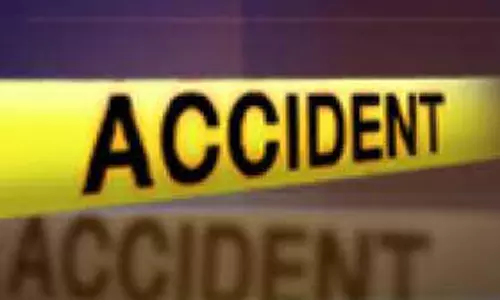 குன்னூர் அருகே சாலையில் சென்ற கார் மீது பாறை உருண்டு விழுந்தது